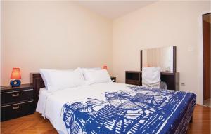 Postel nebo postele na pokoji v ubytování Three-Bedroom Apartment In Brodarica