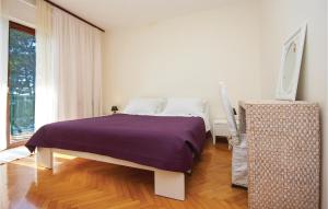 Postel nebo postele na pokoji v ubytování Three-Bedroom Apartment In Brodarica