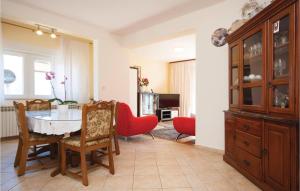 Posezení v ubytování Three-Bedroom Apartment In Brodarica