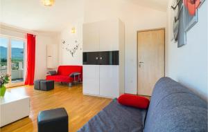 Televízia a/alebo spoločenská miestnosť v ubytovaní Gorgeous Apartment In Vrboska