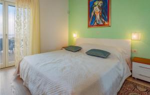 Postel nebo postele na pokoji v ubytování Cozy Apartment In Moscenicka Draga