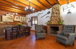 un soggiorno con camino, tavolo e sedie di Gorgeous Home In Priego De Cordoba a Priego de Córdoba