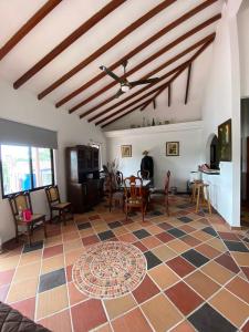 a living room with a table and chairs and a ceiling at Casa campo Ana in Piedecuesta