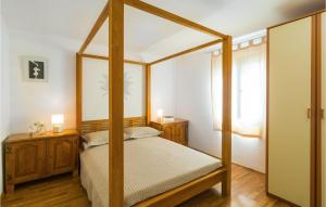 Postel nebo postele na pokoji v ubytování 3 Bedroom Beautiful Apartment In Mirca