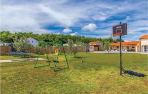 Plac zabaw dla dzieci w obiekcie Nice Home In Marcana With Sauna
