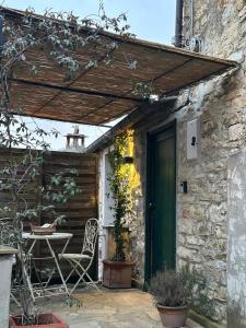 patio con tavolo e porta verde di Country Cottage Relax a Vasia