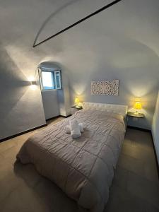 una camera da letto con un letto grande con due asciugamani sopra di Country Cottage Relax a Vasia