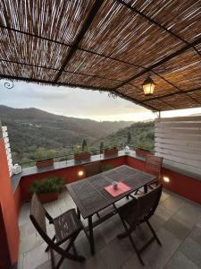 un tavolo e sedie su un balcone con vista di Country Cottage Relax a Vasia Altre 7 foto