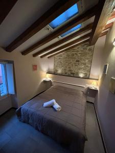 una camera da letto con un letto e un asciugamano sopra di Country Cottage Relax a Vasia