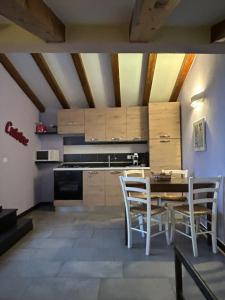 una cucina con mobili in legno, tavolo e sedie di Country Cottage Relax a Vasia