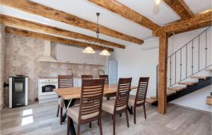 Köök või kööginurk majutusasutuses 4 Bedroom Lovely Home In Donji Vinjani