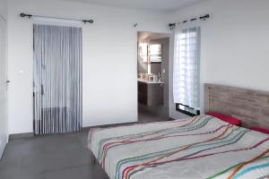 Una cama o camas en una habitación de Villa familiale à La Possession avec piscine privée