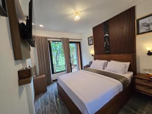 a bedroom with a large bed and a window at Villa Garden Grove in Sajen