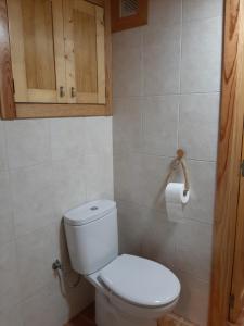 a bathroom with a toilet and a toilet paper roll at Casa da mestre in Crecíente