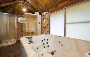 Ένα μπάνιο στο Amazing Home In Gustelnica With Sauna +45 φωτογραφίες