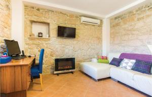 Televízia a/alebo spoločenská miestnosť v ubytovaní Three-Bedroom Holiday Home In Krusevo