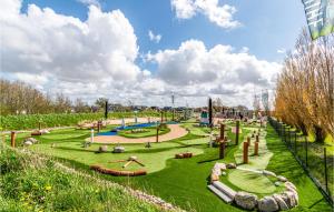 un parque con parque infantil con toboganes y atracciones en Beautiful Home In Büsum With Kitchen, en Büsum