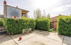 Vonkajšia záhrada v ubytovaní 2 Bedroom Beautiful Home In Rijeka