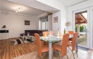 Posedenie v ubytovaní 2 Bedroom Beautiful Home In Rijeka