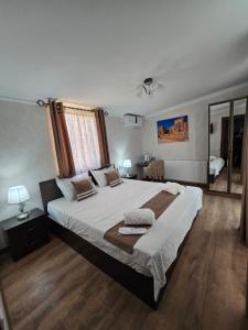 Un dormitorio con una cama grande con sábanas blancas. en Shukran hotel, en Bukhara