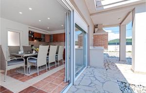 eine Küche und ein Esszimmer mit Tisch und Stühlen in der Unterkunft 5 Bedroom Nice Home In Vela Luka in Vela Luka