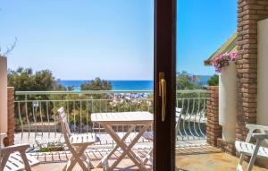 アルゲーロにある1 Bedroom Stunning Apartment In Algheroのテーブルと椅子と海のあるバルコニー