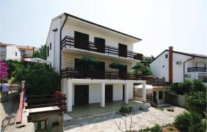Una casa blanca con un balcón encima. en Apartment Hvar Vandele Bozitkovic, en Hvar