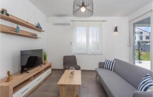 Televízia a/alebo spoločenská miestnosť v ubytovaní Beautiful Apartment In Vrbnik With Wifi