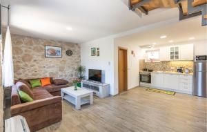 ein Wohnzimmer mit einer Couch und einem Tisch in der Unterkunft Awesome Home In Ploce With Jacuzzi in Ploče