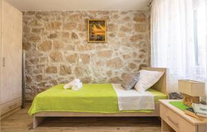 Ein Bett oder Betten in einem Zimmer der Unterkunft Awesome Home In Ploce With Jacuzzi
