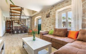 ein Wohnzimmer mit einer Couch und einem Tisch in der Unterkunft Awesome Home In Ploce With Jacuzzi in Ploče