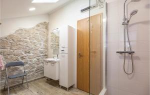 Ein Badezimmer in der Unterkunft Awesome Home In Ploce With Jacuzzi