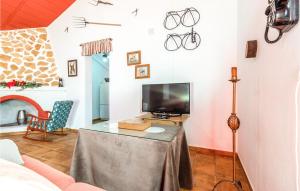 ein Wohnzimmer mit Tisch und Fernseher in der Unterkunft Awesome Home In La Puebla Los Infantes in La Puebla de los Infantes + 25 Fotos