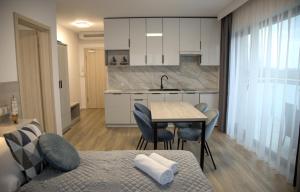 Kuchyň nebo kuchyňský kout v ubytování Hotel i Apartamenty Gorzelanny Dźwirzyno