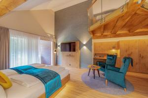 Postel nebo postele na pokoji v ubytování Hotel Langenwaldsee + 37 fotografií