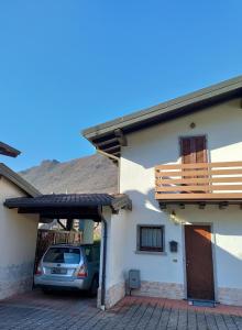 a car parked in front of a house at Ca' del lago in Crone