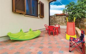 Patio lub wspólna przestrzeń na świeżym powietrzu w obiekcie Stunning Home In Sisan With Wifi