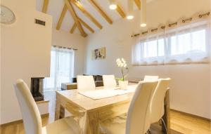 Zdjęcie z galerii obiektu Stunning Home In Sisan With Wifi w mieście Šišan