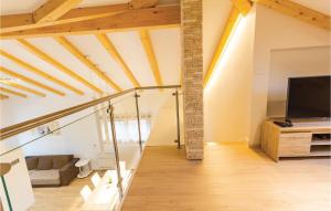 Telewizja i/lub zestaw kina domowego w obiekcie Stunning Home In Sisan With Wifi