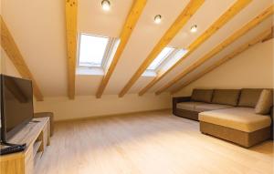 Telewizja i/lub zestaw kina domowego w obiekcie Stunning Home In Sisan With Wifi