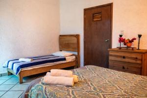 una camera con due letti e un comò di Ekko Hostel a Tepoztlán