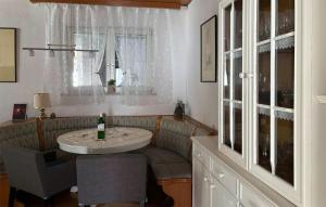 comedor con mesa y botella de vino en Ferienhaus Minou, en Reichenau