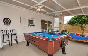Biliardový stôl v ubytovaní Two-Bedroom Apartment In Metkovic