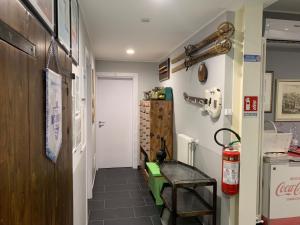 a hallway with a door and a chair in a room at Bed & Breakfast Indi Thelar in Villa Guardia
