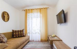 TV a/nebo společenská místnost v ubytování Two-Bedroom Apartment In Banjole