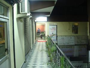 einen Flur eines Gebäudes mit einem Boden mit Pflanzen in der Unterkunft Hotel Abhinandan Grand in Dehradun