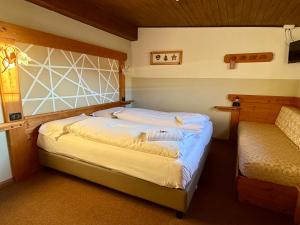Postel nebo postele na pokoji v ubytování Hotel Garni Edy