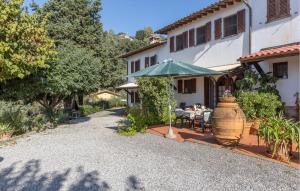 A garden outside 3 Bedroom Stunning Home In Uzzano Pt