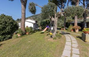 A garden outside 3 Bedroom Stunning Home In Uzzano Pt