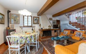 A seating area at 3 Bedroom Stunning Home In Uzzano Pt